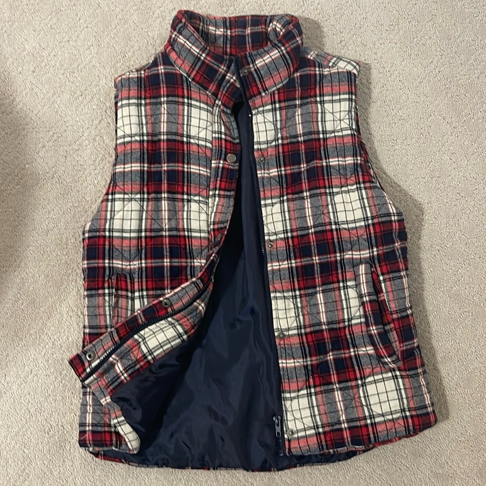Staccato Plaid Quilted Vest. Navy/Red Size Large.